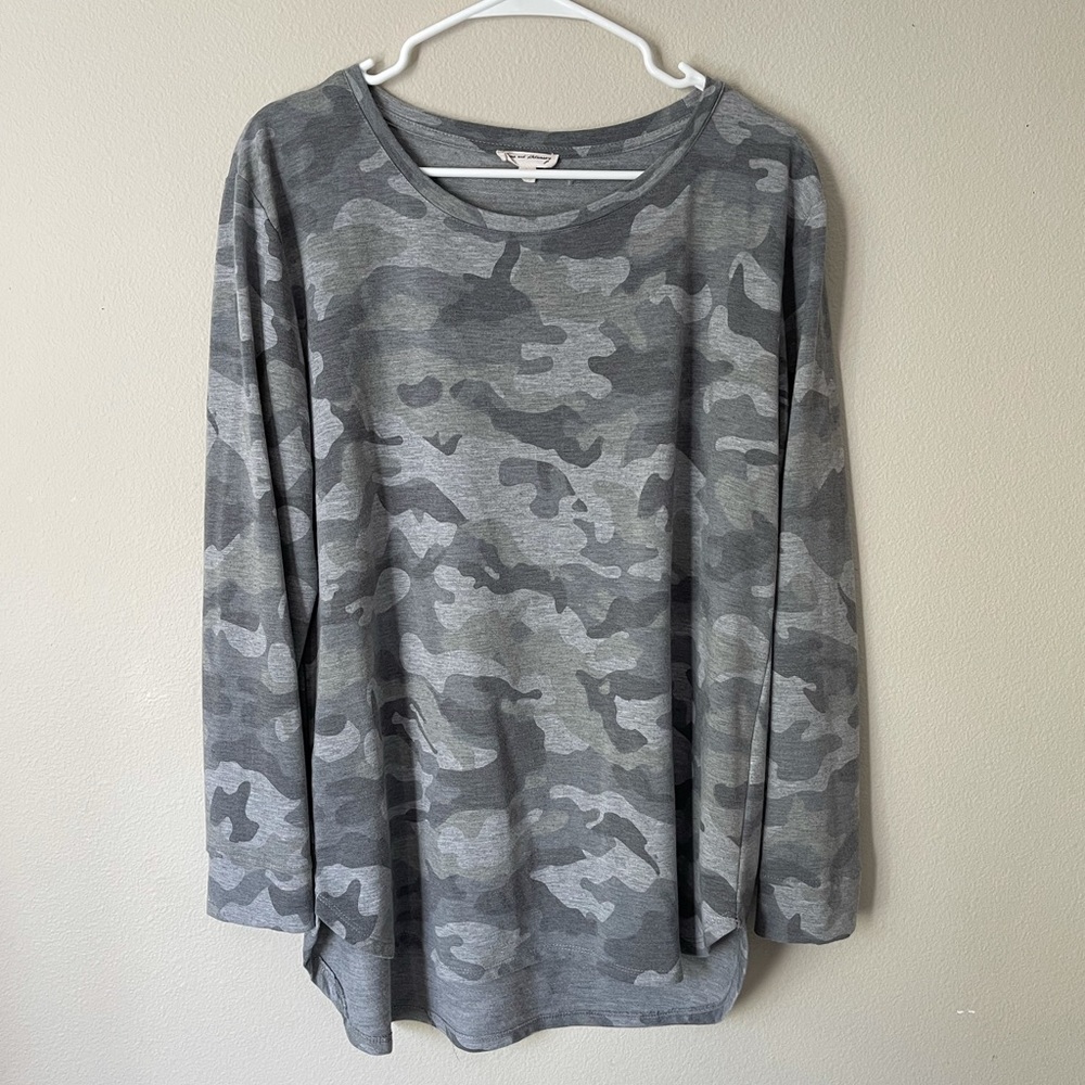 Women’s Camo Printed Long Sleeve Shirt Size L